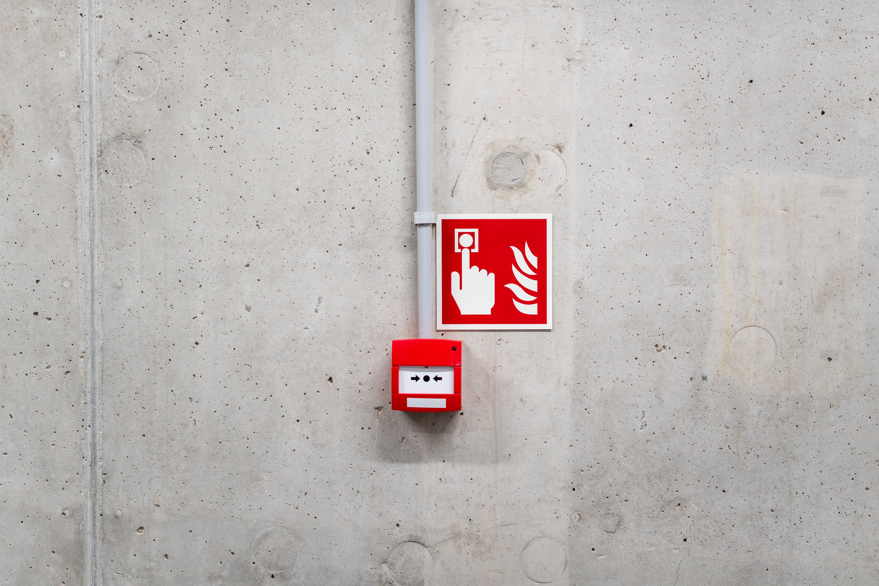 Fire alarm call point beside a fire action sign